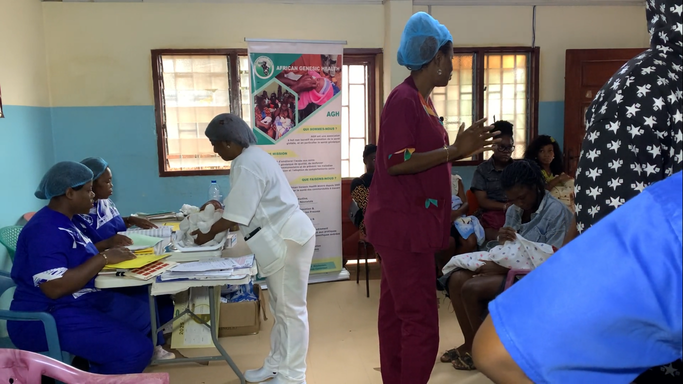 Un personnel de santé du CH-AGH sensibilise les parents, lors d'une journée de vaccination, sur la nécessité de construire un réseau de soutien autour de l'allaitement maternel.