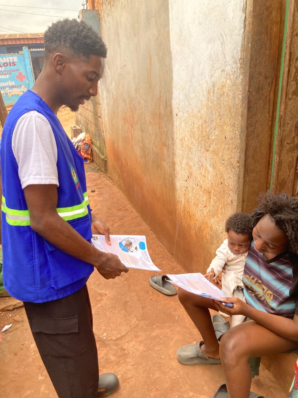 Pendant la SMAM, un ASC échange avec une jeune mère en communauté pour promouvoir l'allaitement maternel exclusif, essentiel à la santé et au développement de l'enfant durant ses 6 premiers mois.