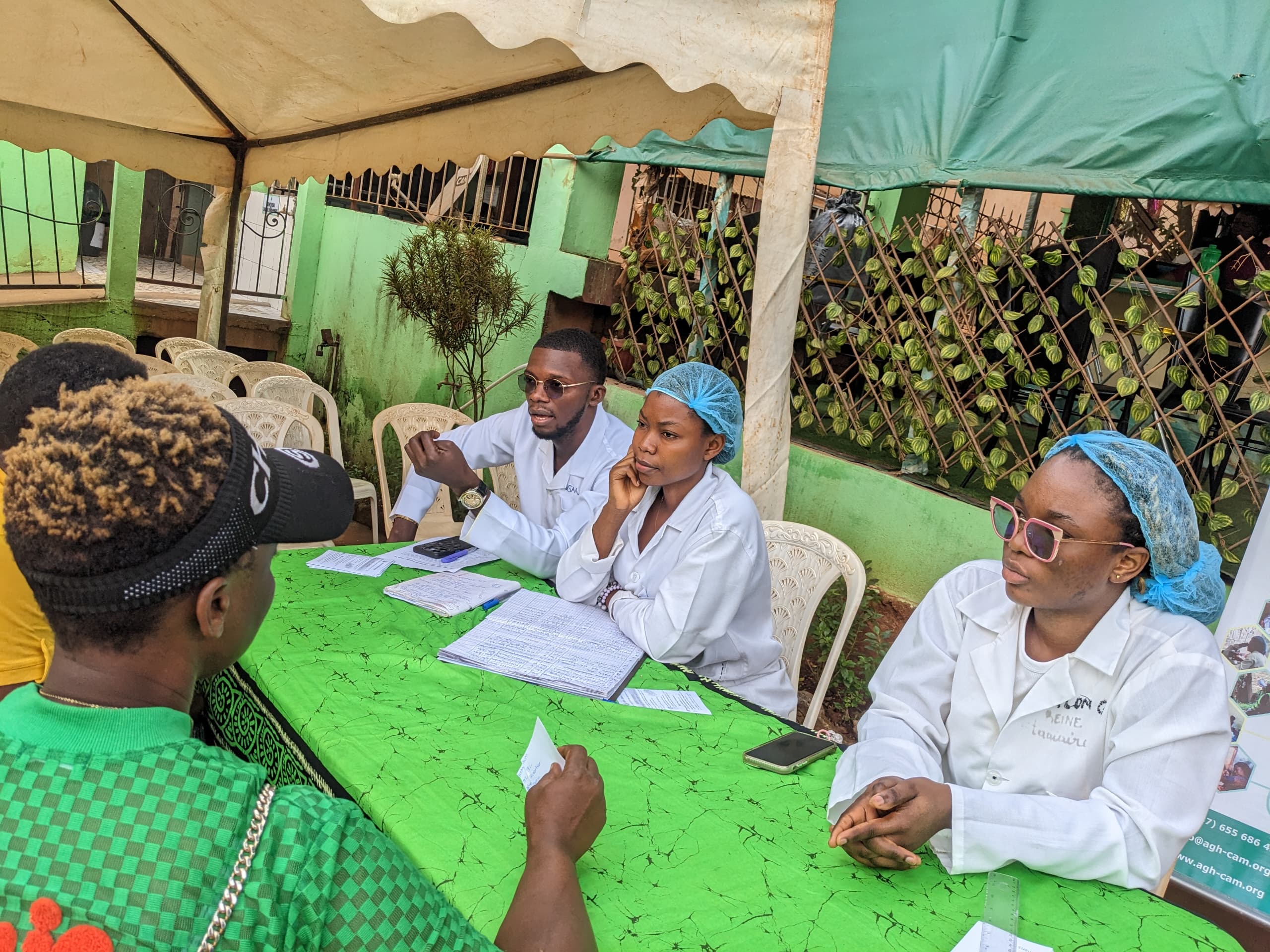 Journée mondiale des hépatites B & C : enregistrement des participants à la campagne au poste d'accueil par l'équipe de l'Association African Genesic Health.