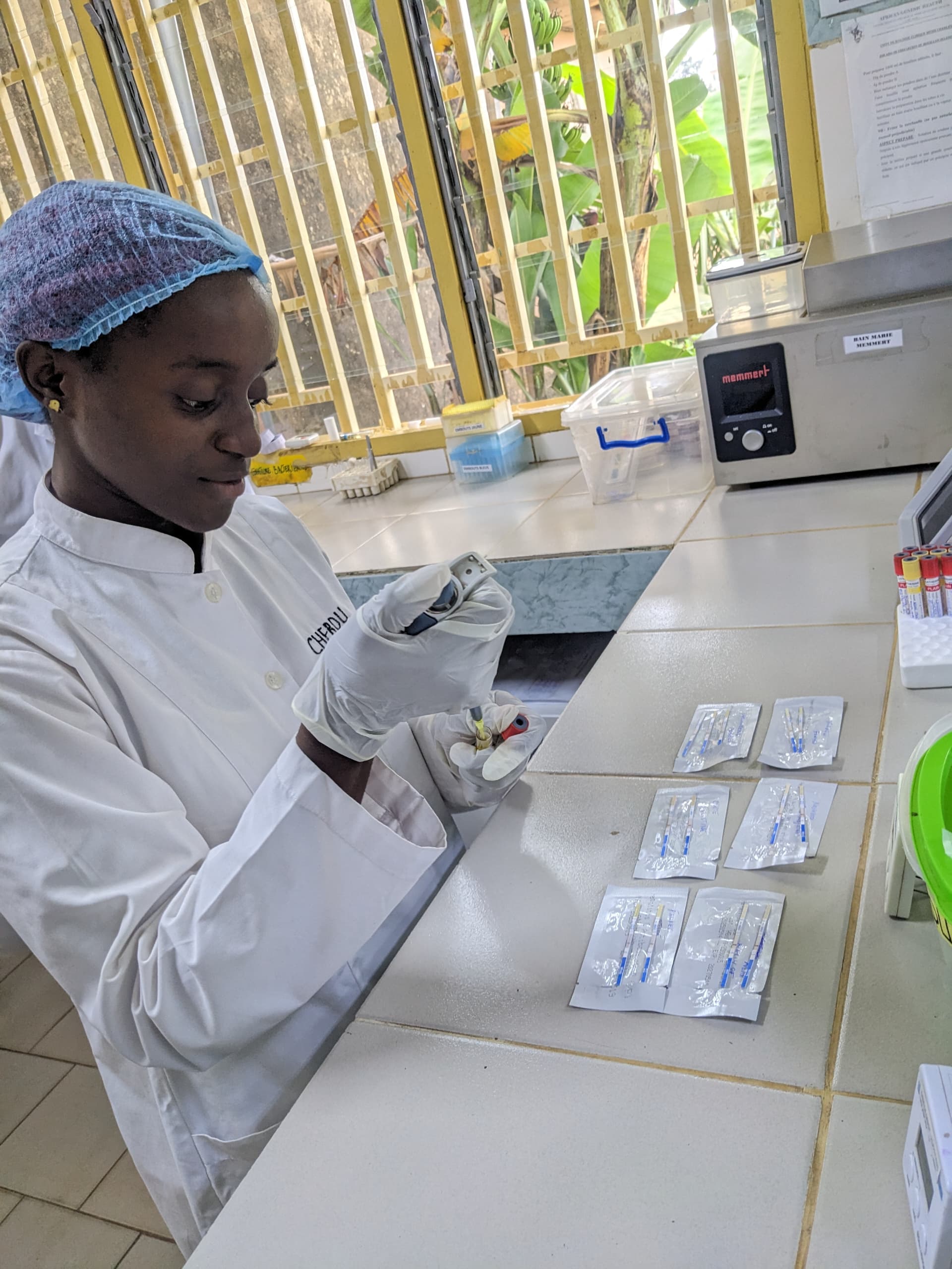 Analyse réalisée par le personnel du laboratoire du Centre Hospitalier African Genesic Health (CH-AGH) dans le cadre du dépistage des hépatites B et C chez les participants prélevés.