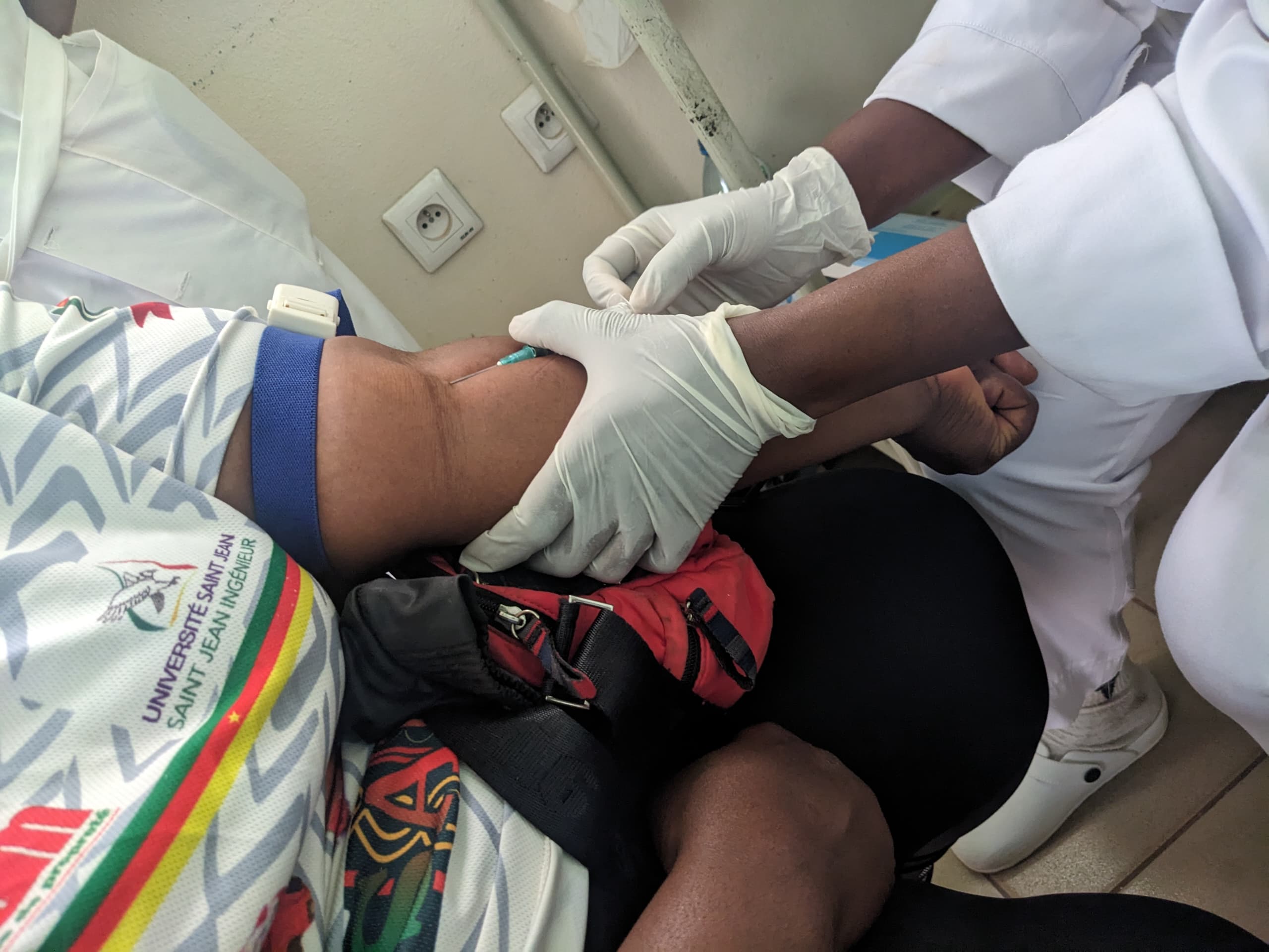 Prélèvement effectué par le personnel du laboratoire du Centre Hospitalier African Genesic Health auprès d'un participant à la campagne.